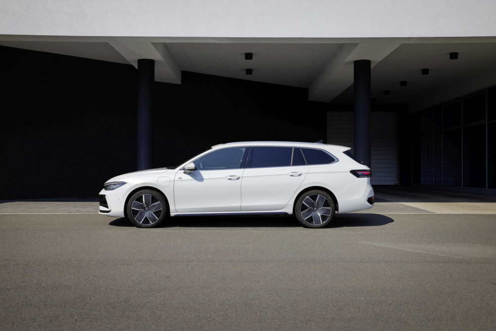 Volkswagen Passat Variant R-Line oryx white 2024